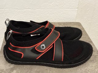 Zapatos deportivos negros y rojos