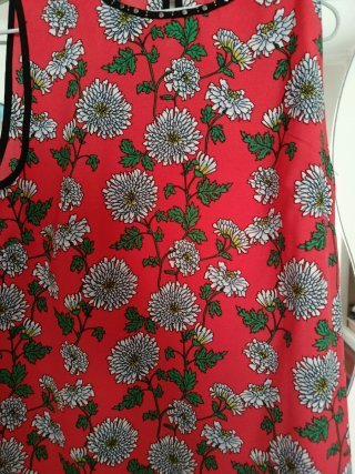 Vestido floral color coral marca de Sfera talla M