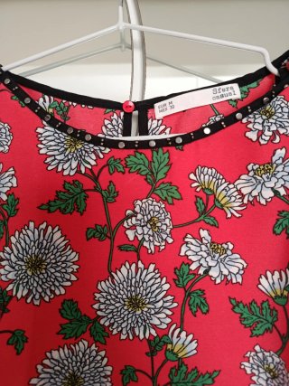 Vestido floral color coral marca de Sfera talla M