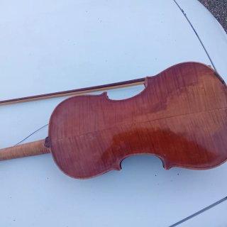Violín antiguo con arco