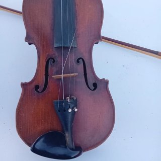 Violín antiguo con arco