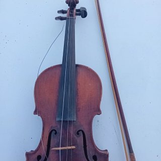 Violín antiguo con arco
