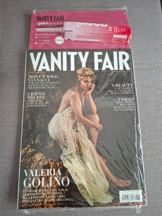 Rivista vanity fair con lipbalm Goovi