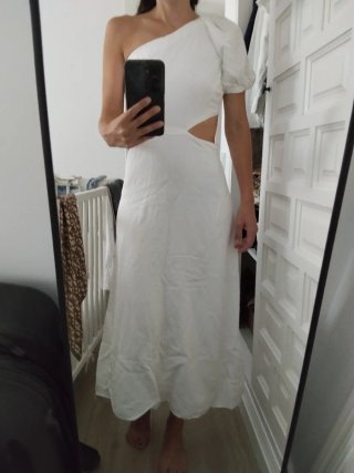 Vestido blanco asimétrico con cut-out