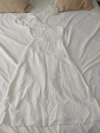 Vestido blanco asimétrico con cut-out