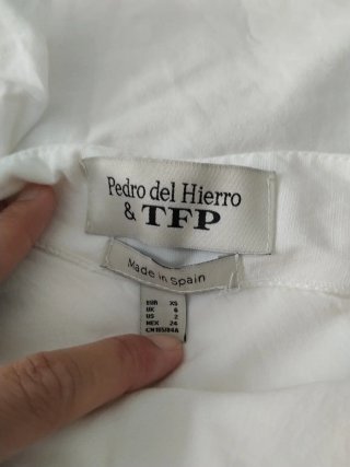 Vestido blanco asimétrico con cut-out