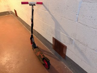 Patinete plegable con ruedas rosas