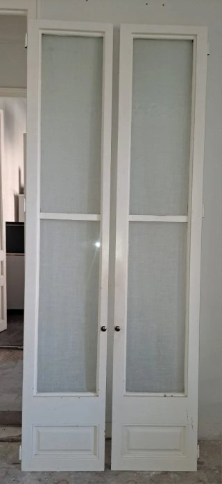 Par de puertas blancas con cristal