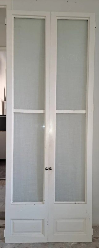 Par de puertas blancas con cristal