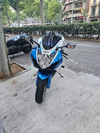 Suzuki GSXR 600 L3 sportbike azul/blanco