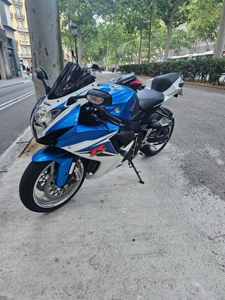 Suzuki GSXR 600 L3 sportbike azul/blanco