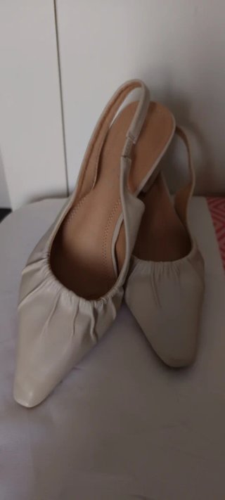 Zapatos beige slingback con fruncido