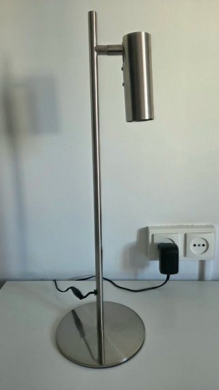 Foco de mesa de metal plateado