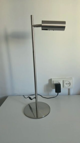 Foco de mesa de metal plateado