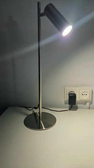 Foco de mesa de metal plateado