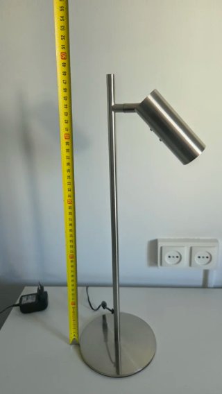 Foco de mesa de metal plateado