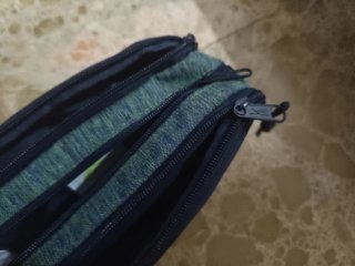 Estuche Reebok azul con etiqueta