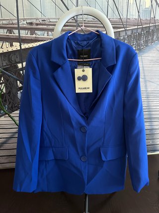 Blazer de Pull&Bear en color azul eléctrico.