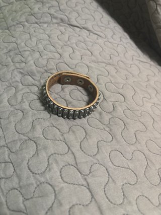 Pulsera cuero y plata con tachuelas