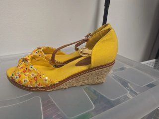 Sandalias H&F Shoes amarillas florales