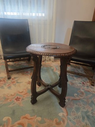 2 Sillas de Madera de nogal y cuero, Antiguas