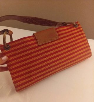 Bolso de hombro con rayas naranjas y rojas