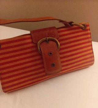 Bolso de hombro con rayas naranjas y rojas