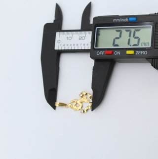 Colgante de oro de 18k. Peso: 1.24 gr.