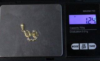 Colgante de oro de 18k. Peso: 1.24 gr.
