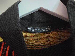Top cuello perlas manga larga estampado