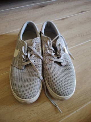 Scarpe Nike grigie e bianche