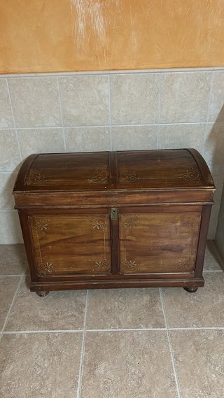 Baúl de madera con tapa curva