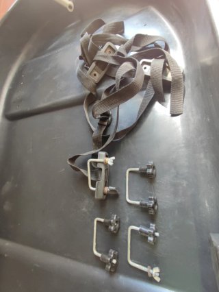 Cofre para coche Titán 320. Buen estado.