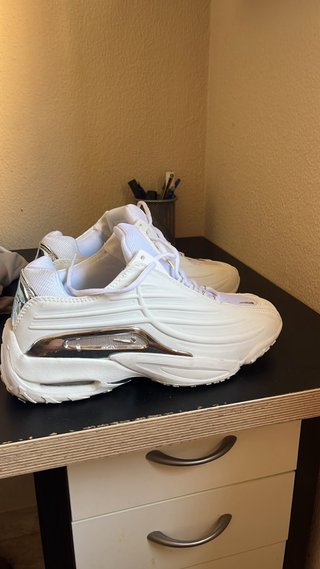Zapatillas Nike Blancas y Plateadas