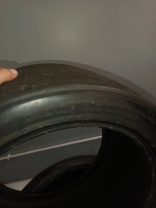 Neumáticos de competición Avon y Michelin