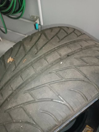 Neumáticos de competición Avon y Michelin