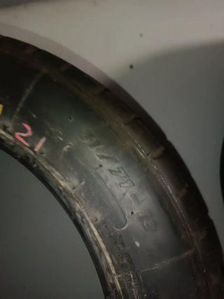 Neumáticos de competición Avon y Michelin