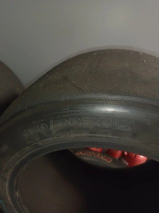 Neumáticos de competición Avon y Michelin