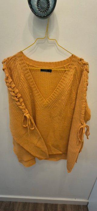 Jersey amarillo con cordones en mangas