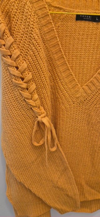 Jersey amarillo con cordones en mangas