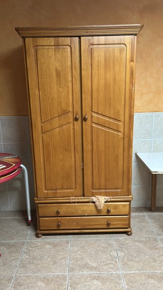 Armario de madera con cajones