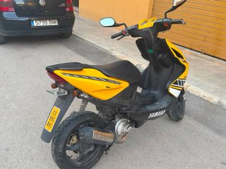 Yamaha Aerox Scooter Negro y Amarillo