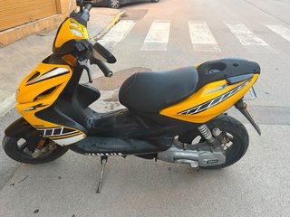 Yamaha Aerox Scooter Negro y Amarillo