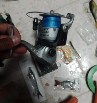 Lote de pesca: carretes, sedales y señuelos