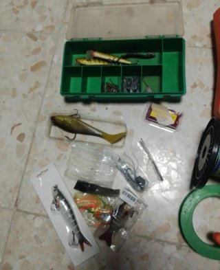 Lote de pesca: carretes, sedales y señuelos