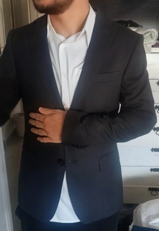 Traje de chaqueta gris oscuro y otra azul marino