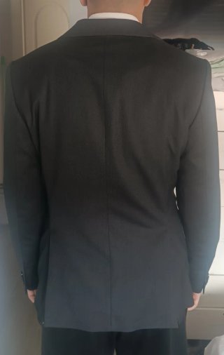 Traje de chaqueta gris oscuro y otra azul marino