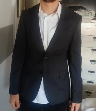 Traje de chaqueta gris oscuro y otra azul marino