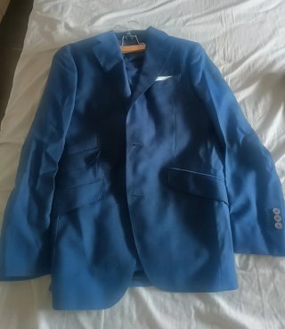 Traje de chaqueta gris oscuro y otra azul marino