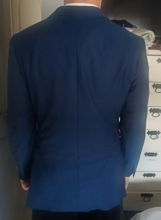 Traje de chaqueta gris oscuro y otra azul marino